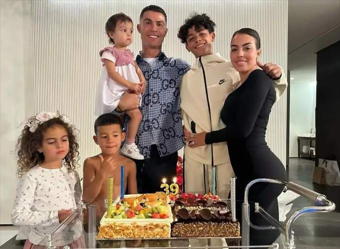 C罗的5个孩子都是谁？儿子和女儿分别有多少个？