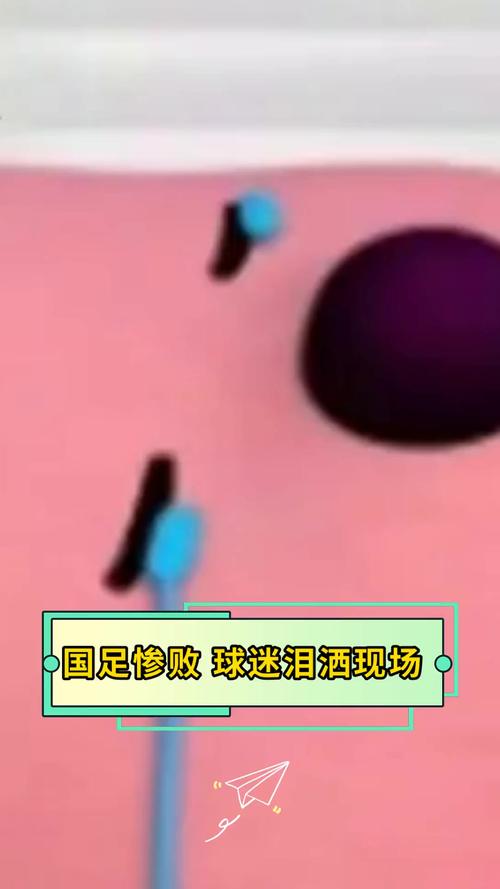 令人心痛！国足0比1输给日本，球迷泪洒现场