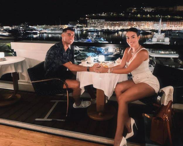 揭秘C罗的婚姻生活:C罗有几个妻子图片?