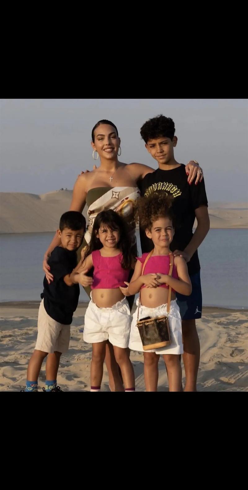 C罗的5个孩子都是谁？儿子和女儿分别有多少个？