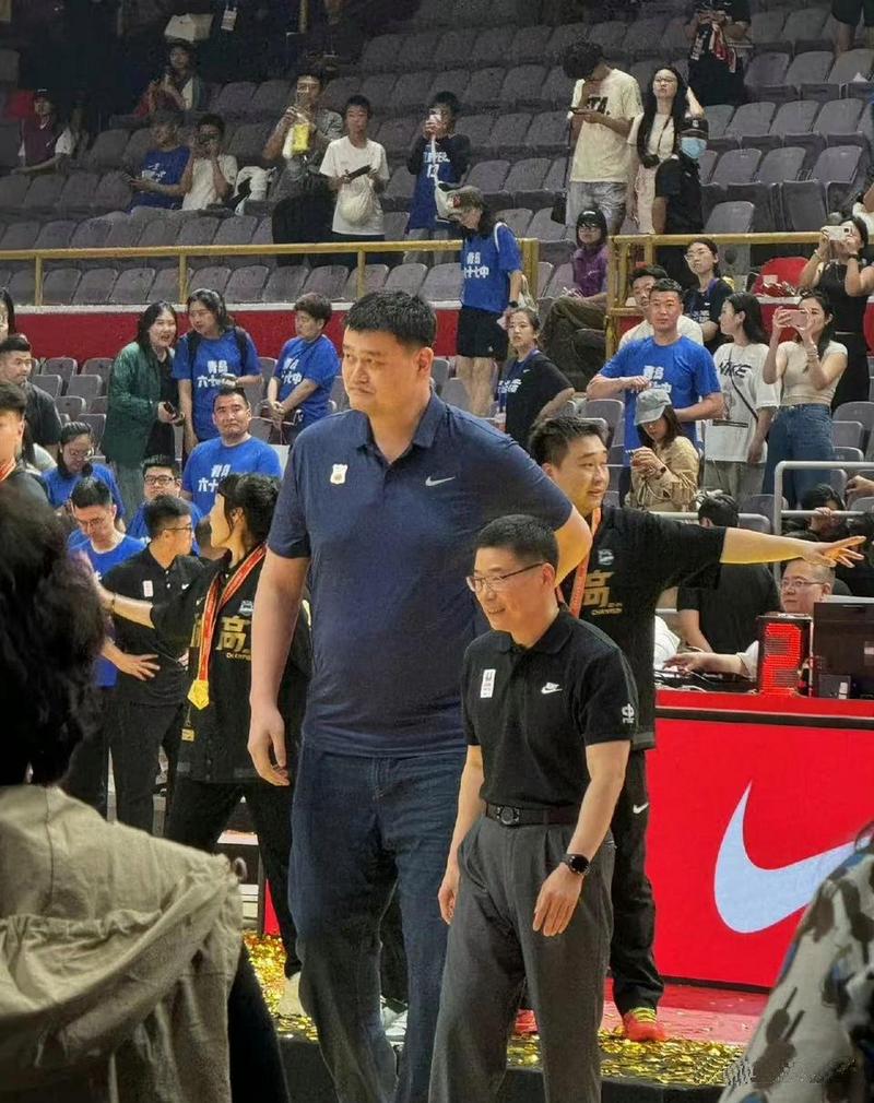 易建联和姚明谁成就更高？深度比较与分析