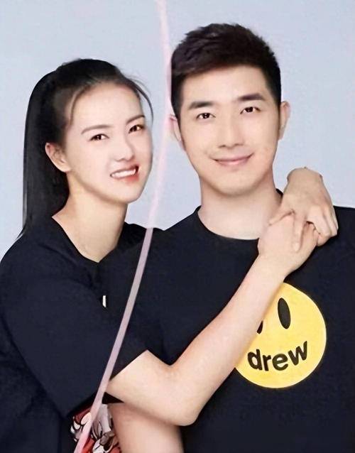 张常宁婚礼朱婷未现身，两人不互动引发球迷热议