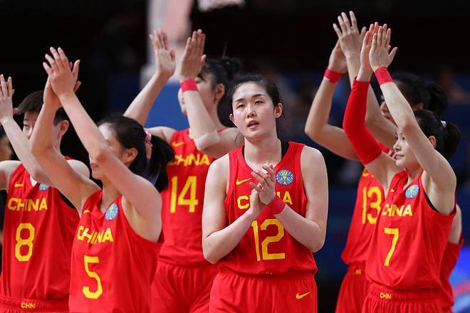 女篮世界杯：中国队不敌美国队，拼搏精神令人敬佩
