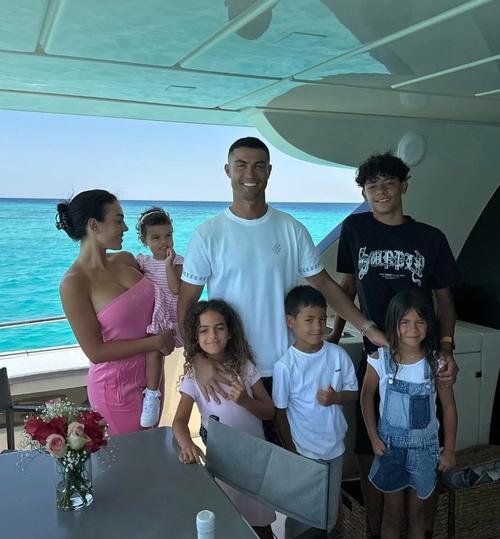 C罗几个孩子几个老婆？他复杂的感情生活大揭秘！