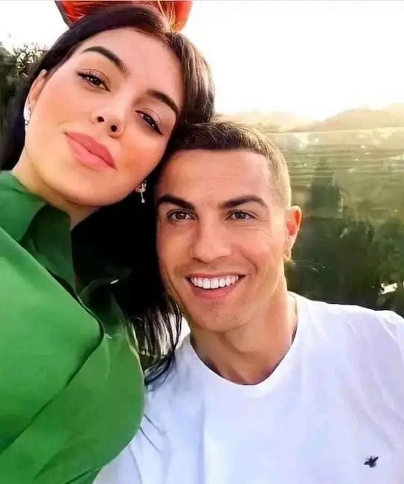 揭秘C罗的婚姻生活:C罗有几个妻子图片?