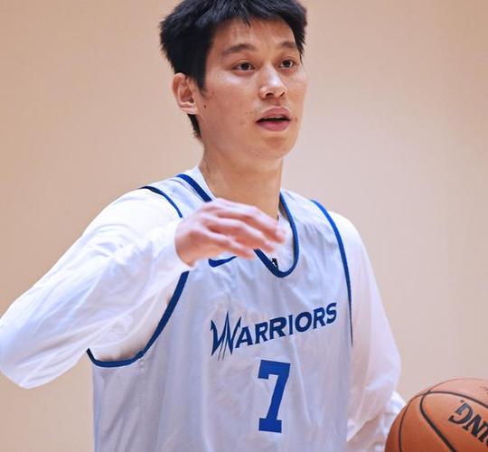你知道林书豪是什么运动员吗？带你了解他的篮球之路