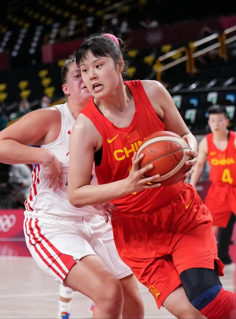 女篮巨星李月汝年薪揭秘：400万还是47万？选择背后的故事