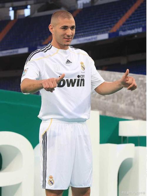 本泽马是哪国人?从里昂到皇马再到沙特,他的国家荣誉