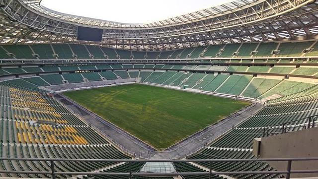 巴塞罗那足球俱乐部主场是哪里？名字叫什么？