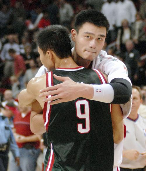 易建联和姚明谁成就更高？深度比较与分析