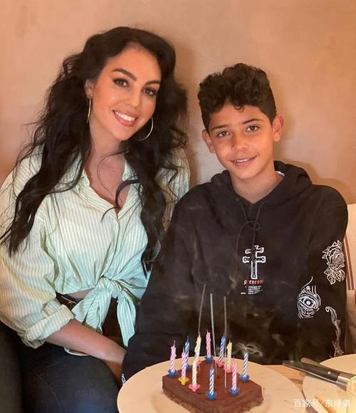 C罗的5个孩子都是谁？儿子和女儿分别有多少个？