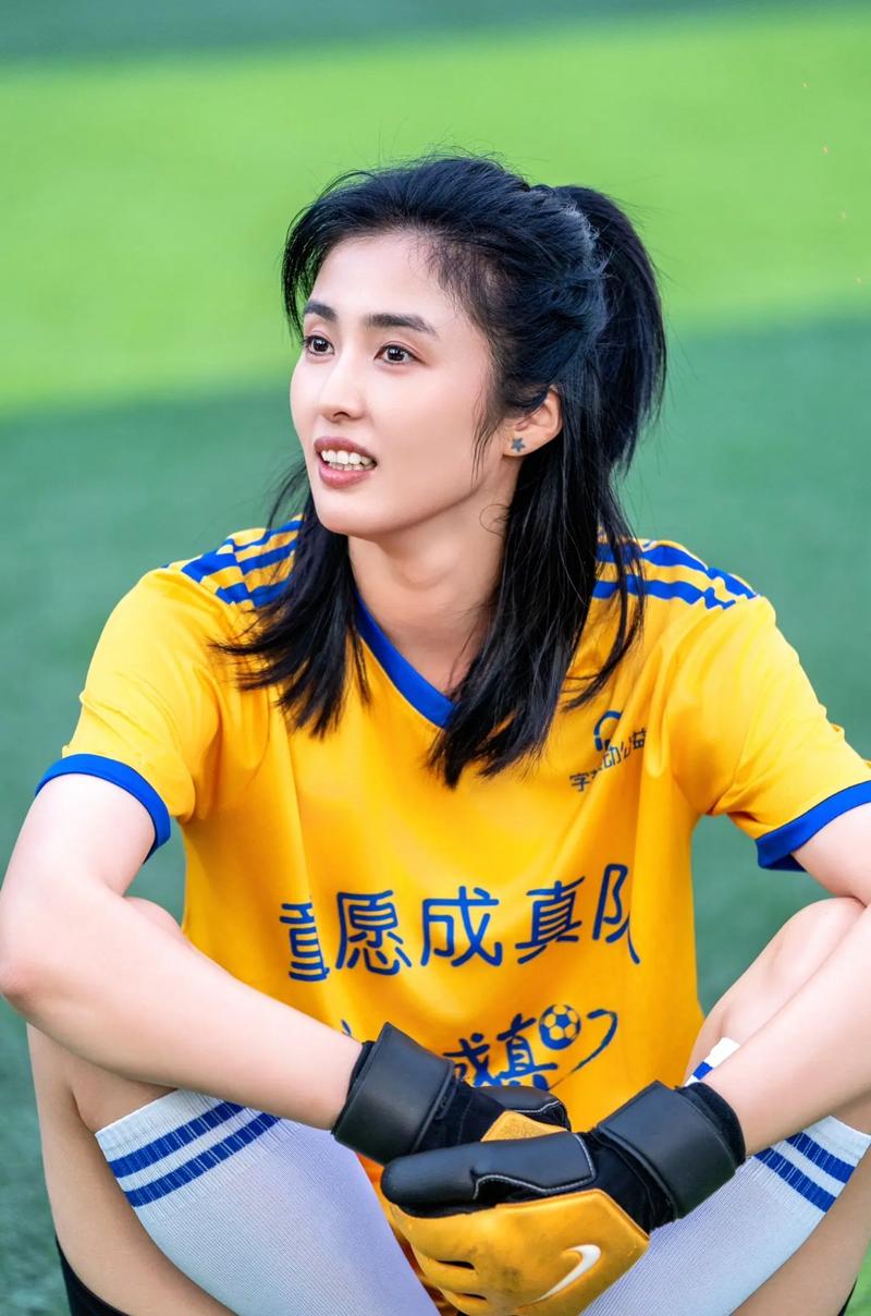 中国女足赵丽娜不戴头盔？时尚写真照引热议