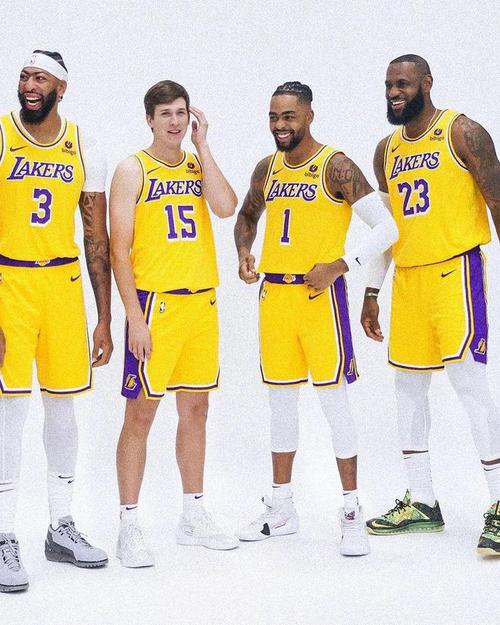 詹姆斯湖人交易全过程:换人名单及交易细节