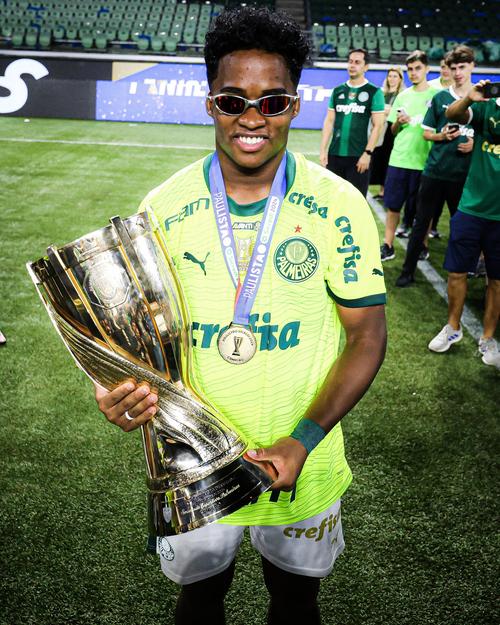 巴西足球冠军是哪年?五次夺冠年份及辉煌战绩回顾