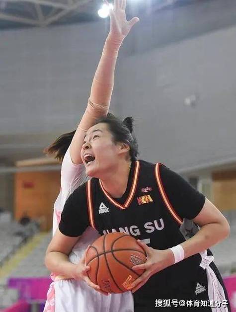 2米中锋对决：刘禹彤和李月汝谁更高，实力如何？