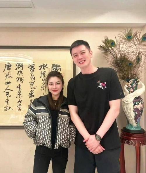 杨鸣和妻子的婚姻状况究竟如何？他为何闭口不提？