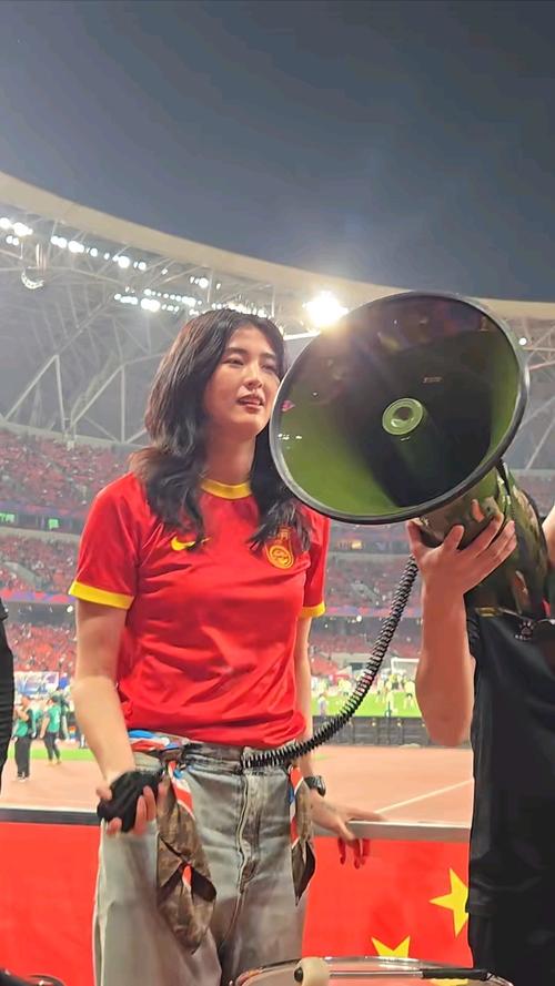 离开了球场，赵丽娜不戴装备更迷人！