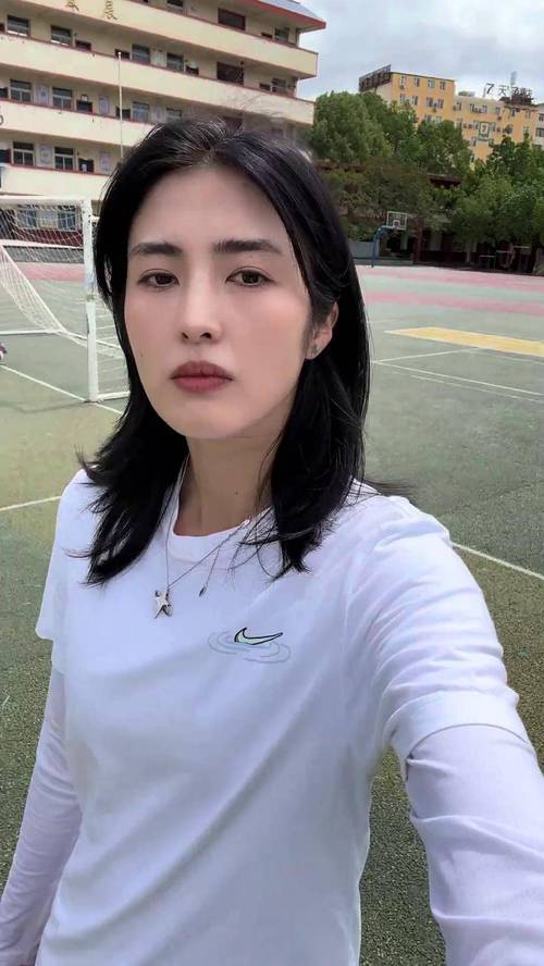 离开了球场，赵丽娜不戴装备更迷人！