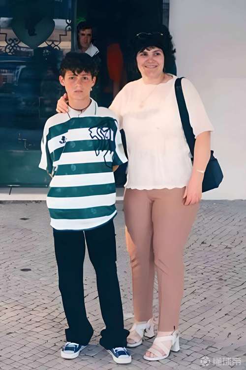 C罗六个孩子母亲身份大揭秘,你都知道吗?