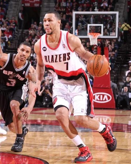 开拓者队传奇罗伊退役了吗？他的职业生涯如何？