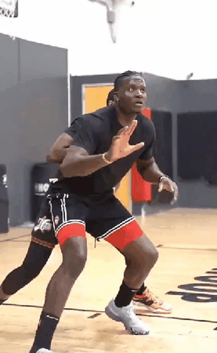 卡佩拉为什么叫饼皇？揭秘NBA篮板狂人的绰号由来