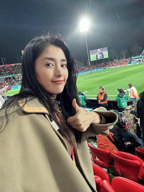 女足名将赵丽娜去哪儿了？她退役后的生活和事业发展如何？