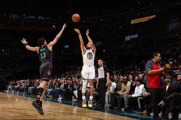 揭秘:库里晃倒保罗的那场比赛!