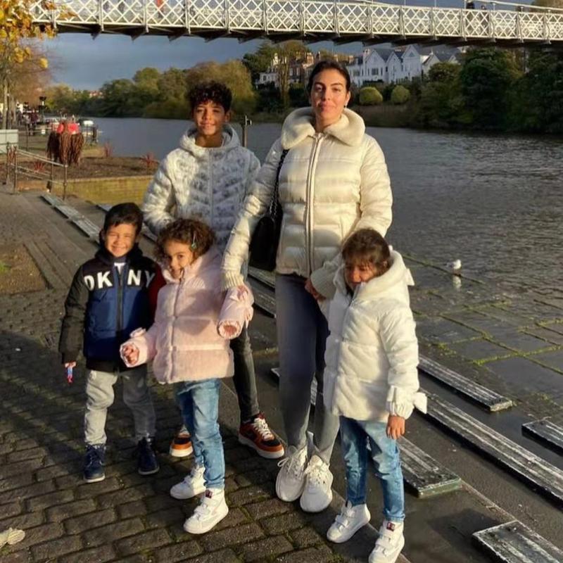 C罗六个孩子母亲身份大揭秘,你都知道吗?