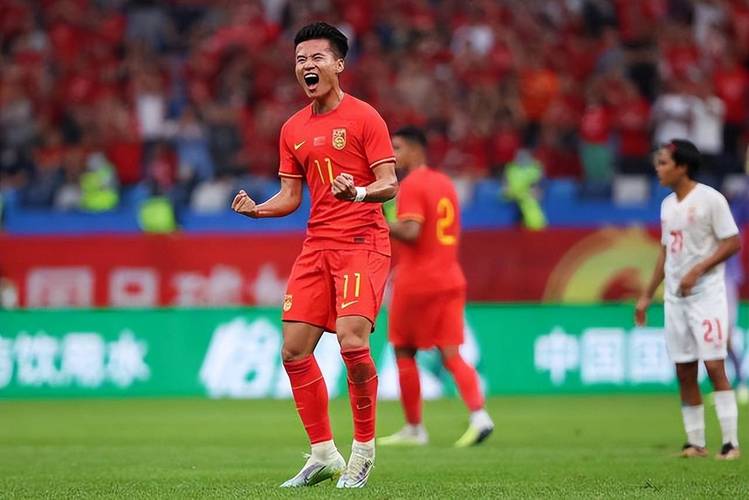 国足踢得过英格兰吗？球迷热议引爆网络