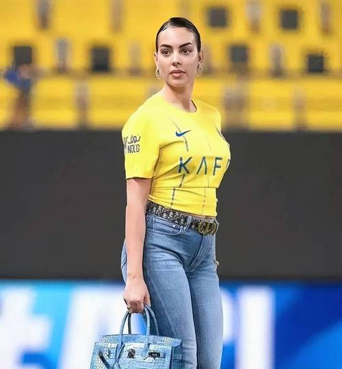 C罗看上乔治娜的秘密:是真爱还是另有隐情?