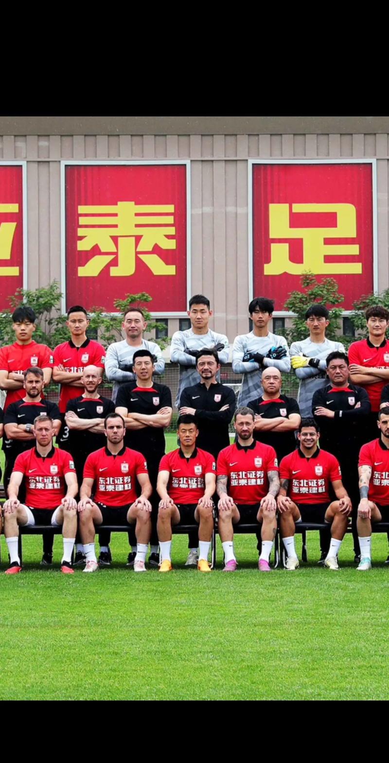 你知道长春亚泰足球队的主教练是谁吗？
