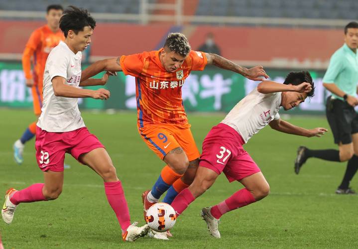 国足踢得过英格兰吗？球迷热议引爆网络