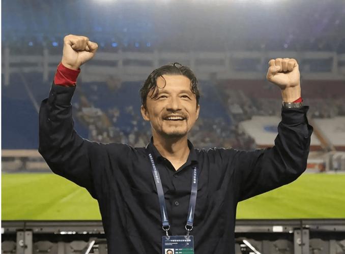 你知道长春亚泰足球队的主教练是谁吗？