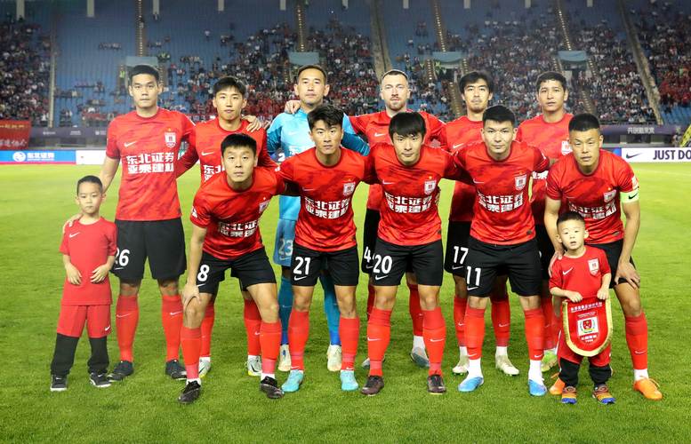 你知道长春亚泰足球队的主教练是谁吗？