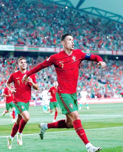 C罗真的不如梅西？从技术到荣誉的全方位解读