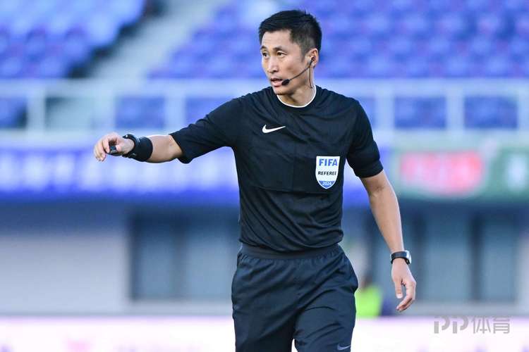 足球比赛裁判人数多少？世界杯和普通比赛一样吗？