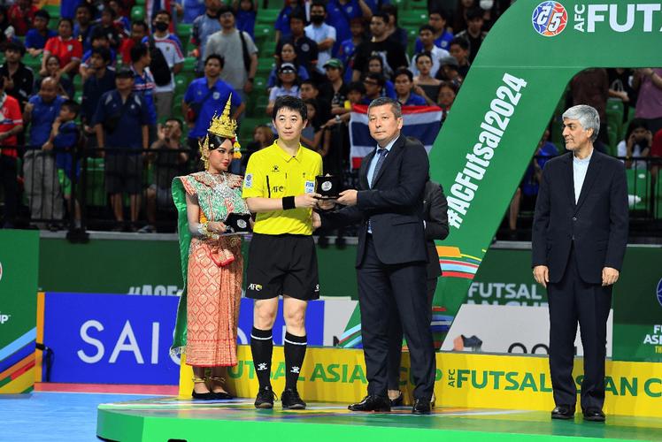 足球比赛裁判人数多少？世界杯和普通比赛一样吗？