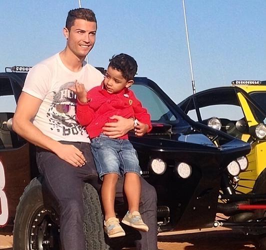 C罗六个孩子母亲身份大揭秘,你都知道吗?