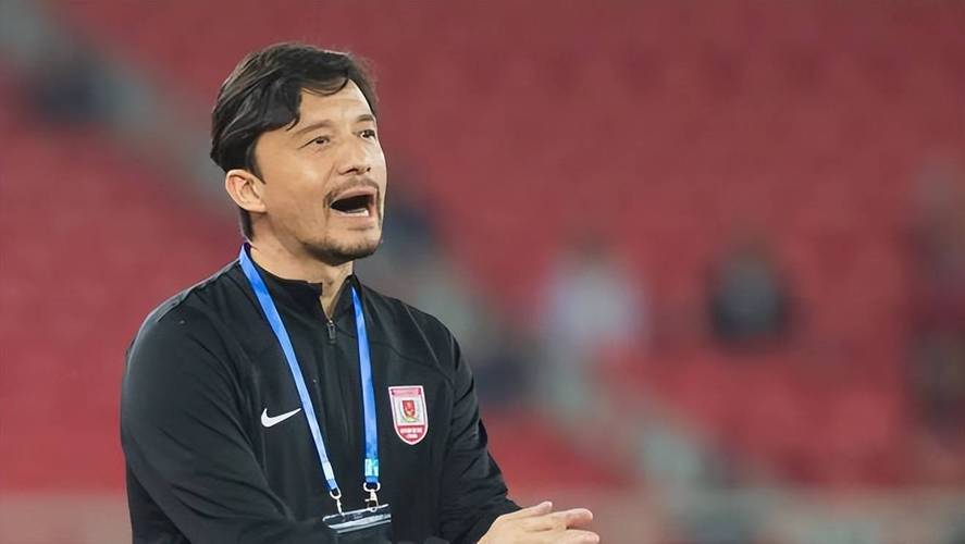 你知道长春亚泰足球队的主教练是谁吗？