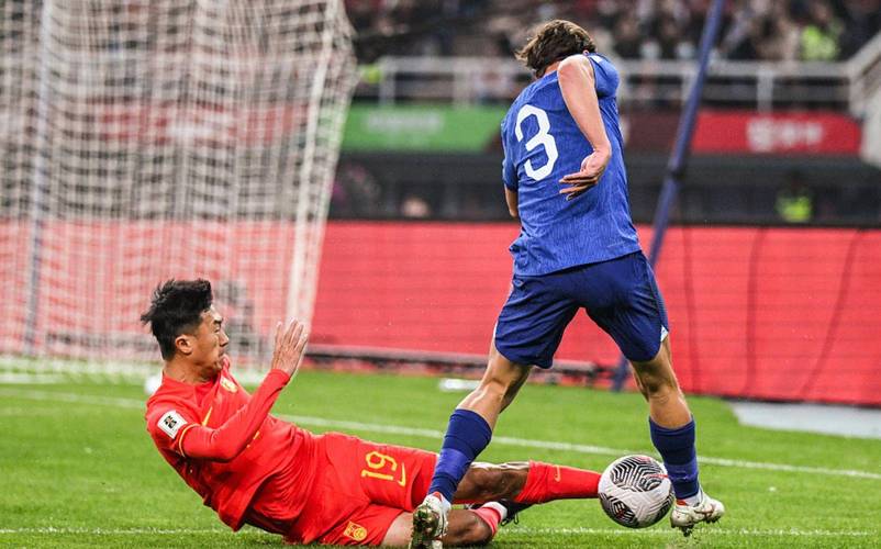 国足踢得过英格兰吗？球迷热议引爆网络