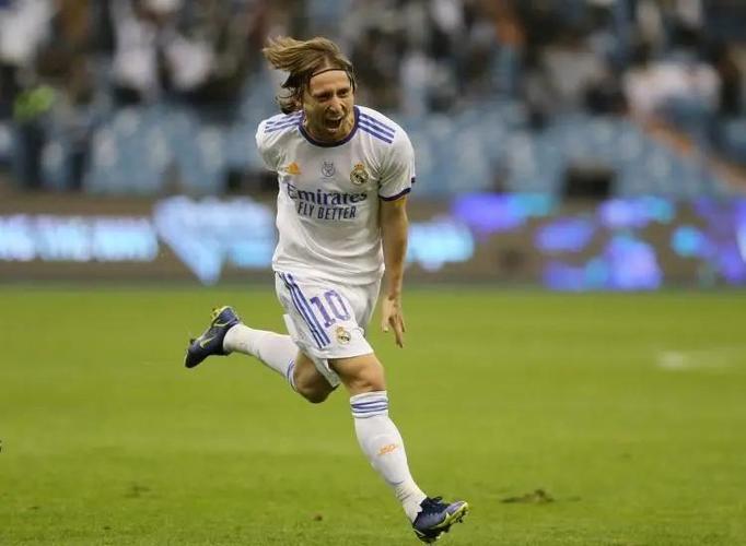 莫德里奇踢什么位置？从皇马到国家队全面解读