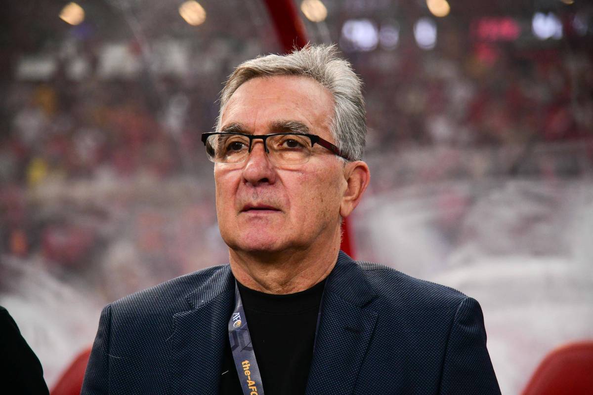 国足踢得过英格兰吗？球迷热议引爆网络