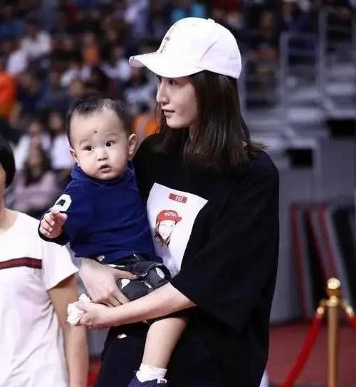 探秘易建联老婆荆灵的身世之谜,她的家乡究竟是哪里?