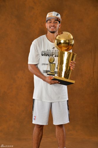 马刺一共拿到几个总冠军?回顾马刺5次夺冠的精彩瞬间!