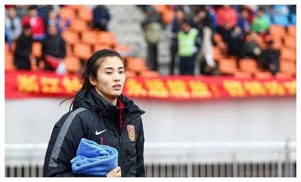 离开了球场，赵丽娜不戴装备更迷人！