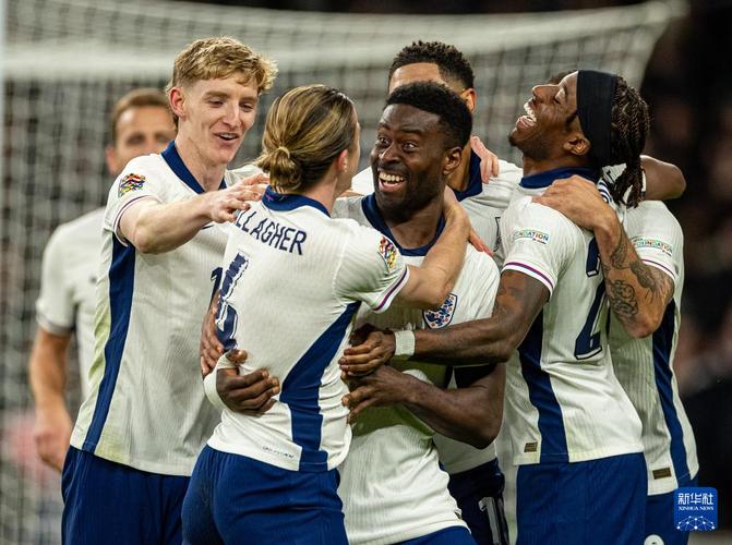 国足踢得过英格兰吗？球迷热议引爆网络