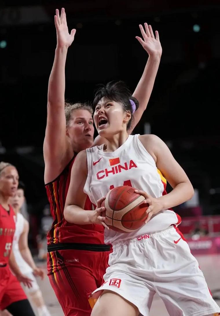 深度解析：中国女篮11号球员名单及精彩表现