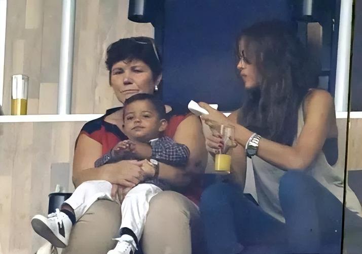 C罗六个孩子母亲身份大揭秘,你都知道吗?