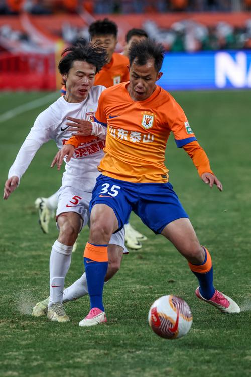 你知道长春亚泰足球队的主教练是谁吗？