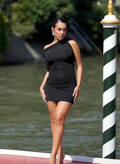 C罗女朋友谁最美?网友热议不断!